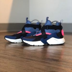 Wmns Air Huarache City